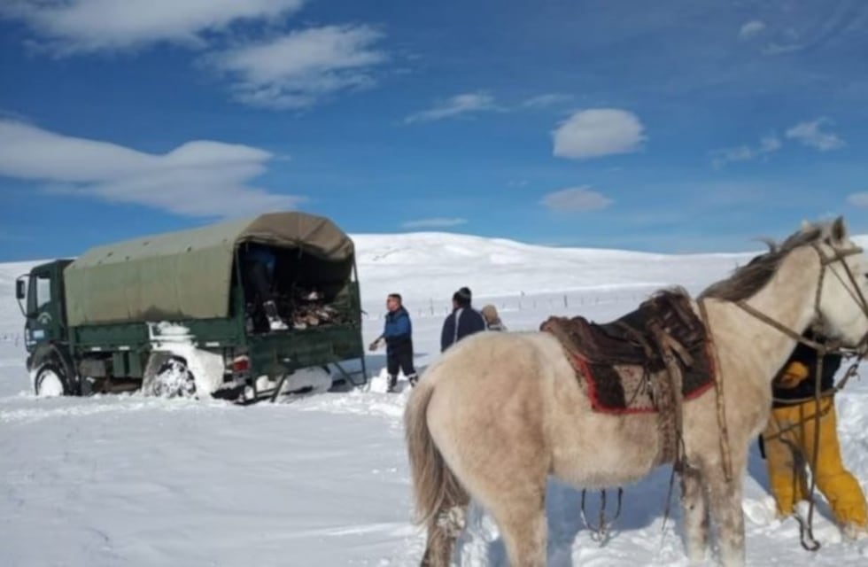 Rescatan a tres personas aisladas por el temporal de nieve en zonas de Cushamen