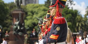 Granaderos participan este lunes durante una ofenda floral\u002E (EFE)