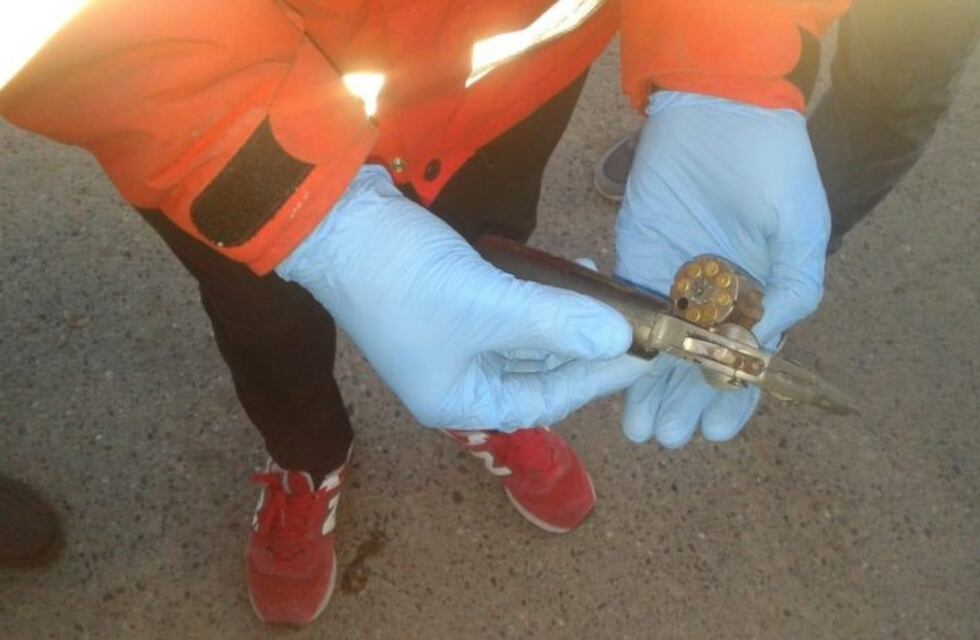 Detienen a Dominicano con arma lista para disparar