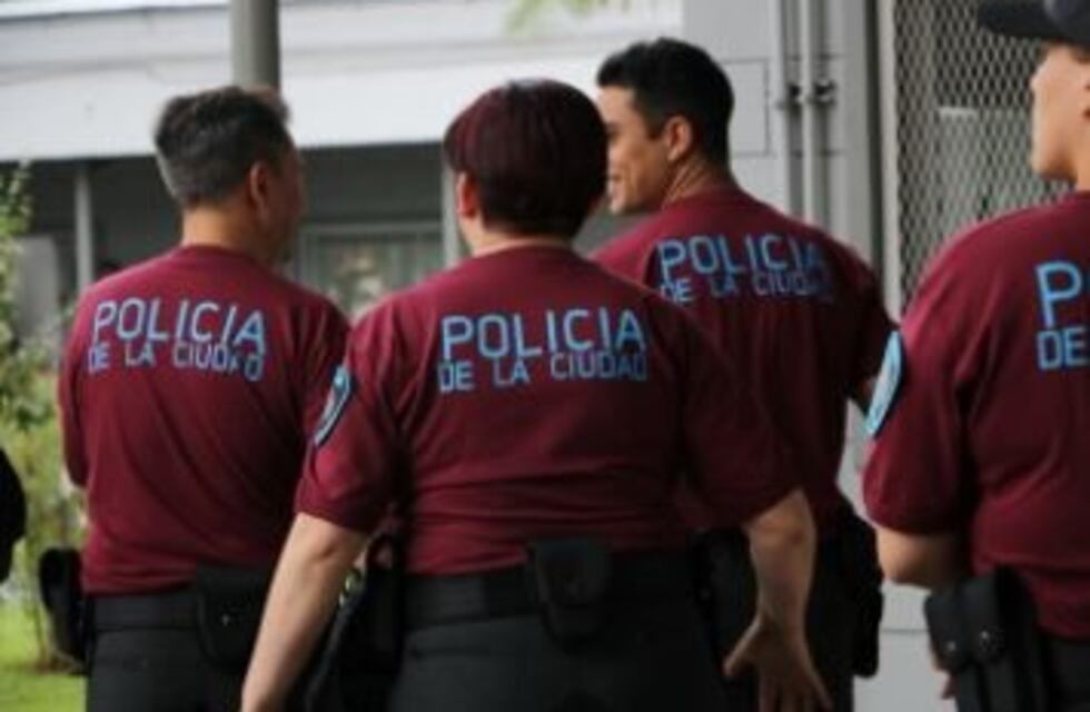 Un policía ayudó a una mujer a parir en Plaza Constitución
