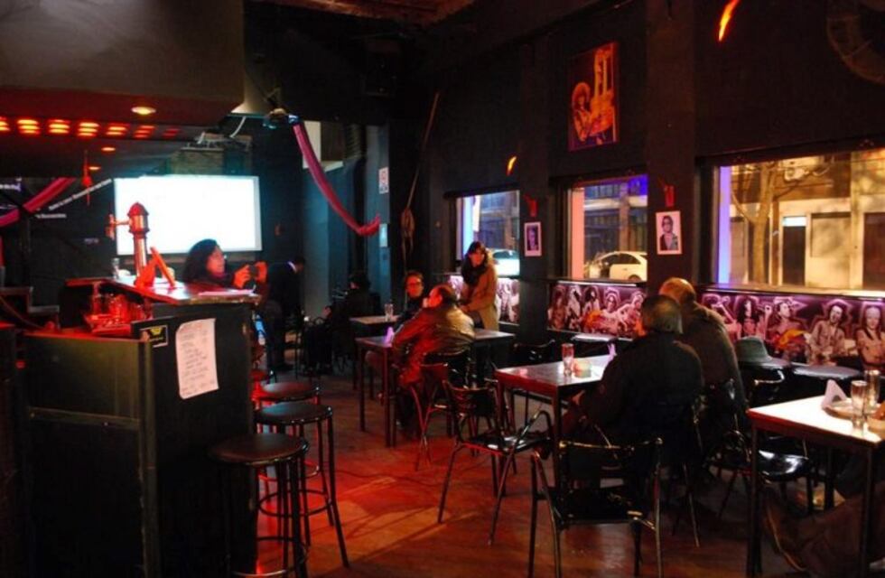 Un bar y centro cultural de Pichincha organizó un acampe para que la EPE no le corte la luz