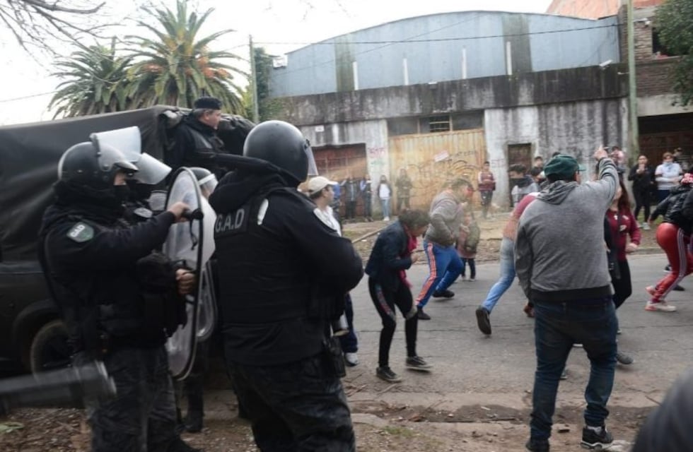 Denunciaron abusos en un jardín de La Plata, intentaron linchar al portero y fueron reprimidos