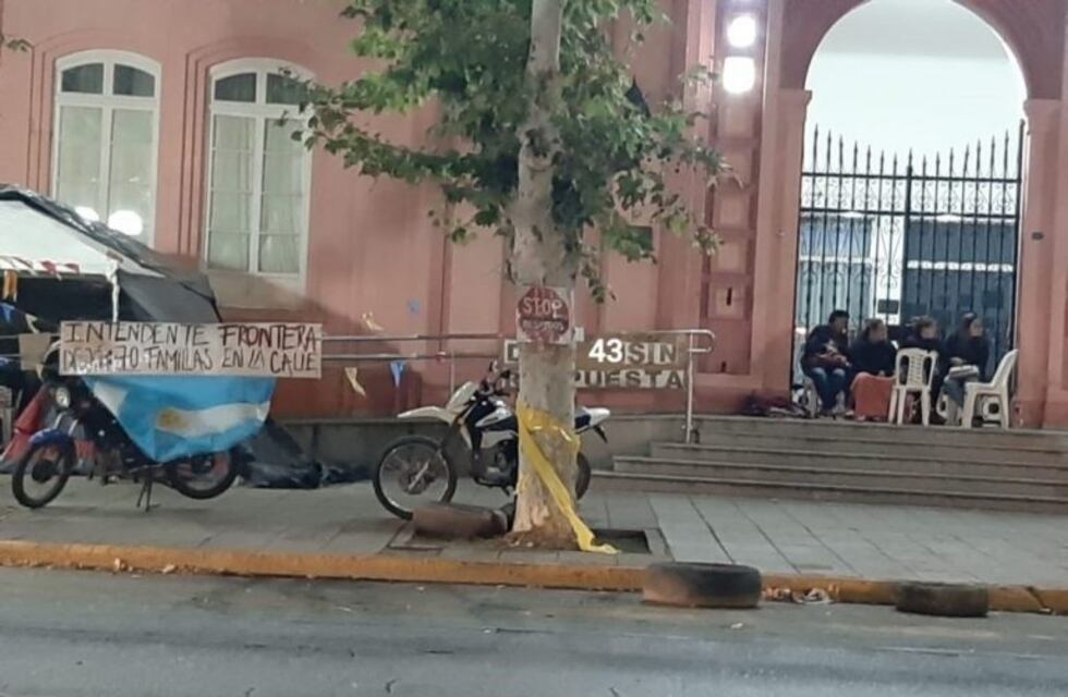 Despedidas de Villa Mercedes denuncian "violencia de género" ya llevan un mes encadenadas