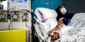 ACOMPAÑA CRÓNICA: ARGENTINA CORONAVIRUS AME4600\u002E BUENOS AIRES (ARGENTINA), 27/07/2020\u002E- Fotografía fechada el 22 de julio de 2020 que muestra a Manuela Garro mientras realiza la donación de plasma de enfermo recuperado de COVID-19, en el Hospital de Clínicas de la ciudad de Buenos Aires (Argentina)\u002E Argentina avanza en la investigación sobre el uso de plasma sanguíneo de recuperados para trasmitir anticuerpos a pacientes con COVID-19, un tratamiento que se encuentra en una fase de \