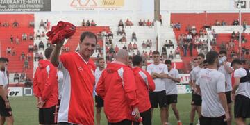 Encariñado con la Gloria, el técnico sacó su carnet y se muestra ilusionado para el inicio de la B Nacional\u002E