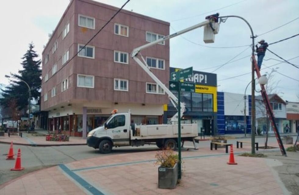 Esquel: Colocan nuevas luminarias led en pleno centro