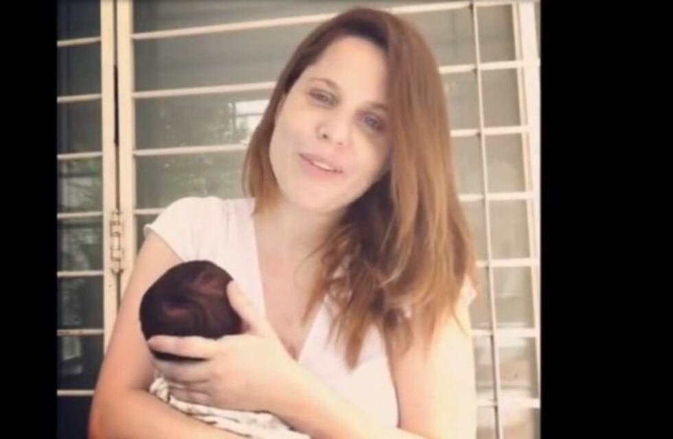 Polémica por una foto de Agustina Kämpfer con su bebé en la playa