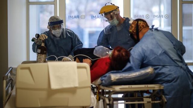 Personal médico traslada en camilla a una paciente covid-19 en el Hospital del Bicentenario de Esteban Echeverria.