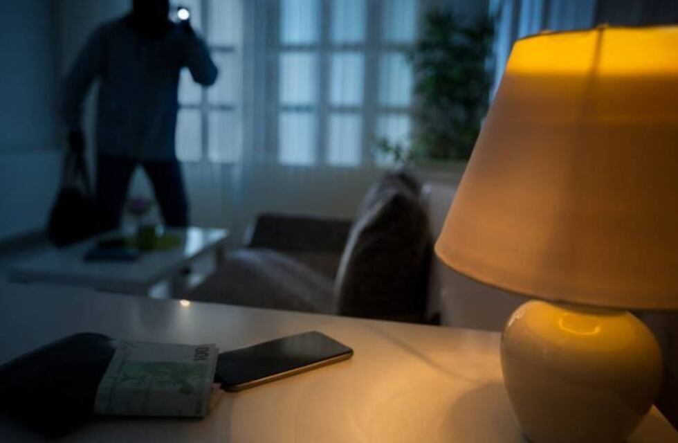 Marcos Juárez: dos sujetos sorprenden en su casa a dos personas mayores para robarle