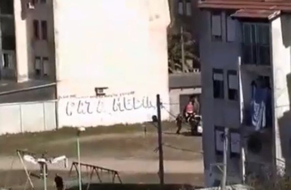 Incumplía una perimetral y ahuyentó a la Policía a patadas y piedrazos