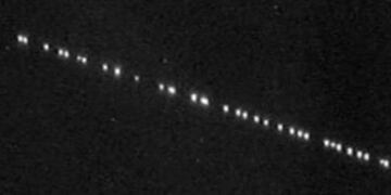 La hilera de luces se observó en el sur de Córdoba. (Red de Emergencia en Twitter)