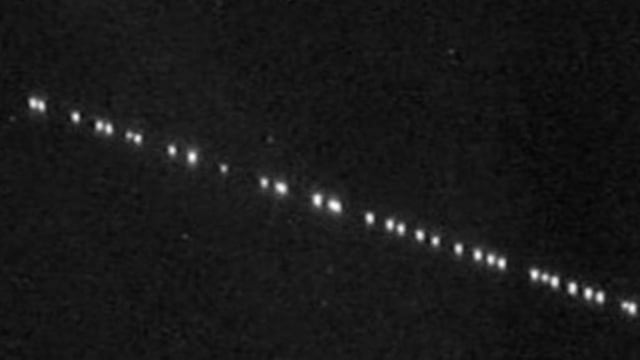 La hilera de luces se observó en el sur de Córdoba\u002E (Red de Emergencia en Twitter)