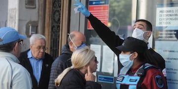 Caos en los bancos argentinos durante la reapertura para pagos de jubilaciones y planes sociales\u002E (Clarín)