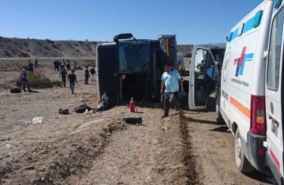 Volcó un colectivo con 39 obreros mineros: no hay heridos graves