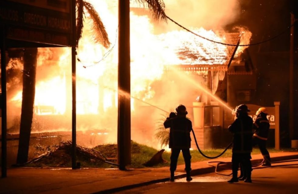 Se incendió en Garupá una reconocida fábrica de muebles de madera renovable