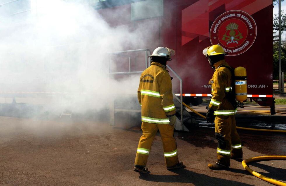 Córdoba: se le incendiaba el acoplado del camión y manejó hasta un cuartel de bomberos