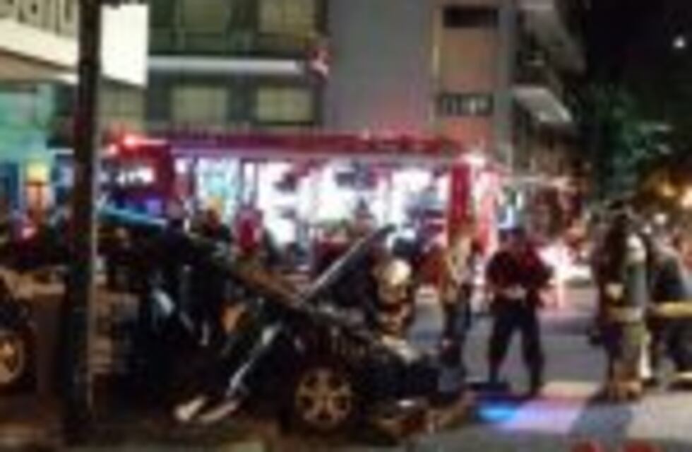 Un policia murio y otro sufrio graves heridas al chocar un patrullero y un colectivo