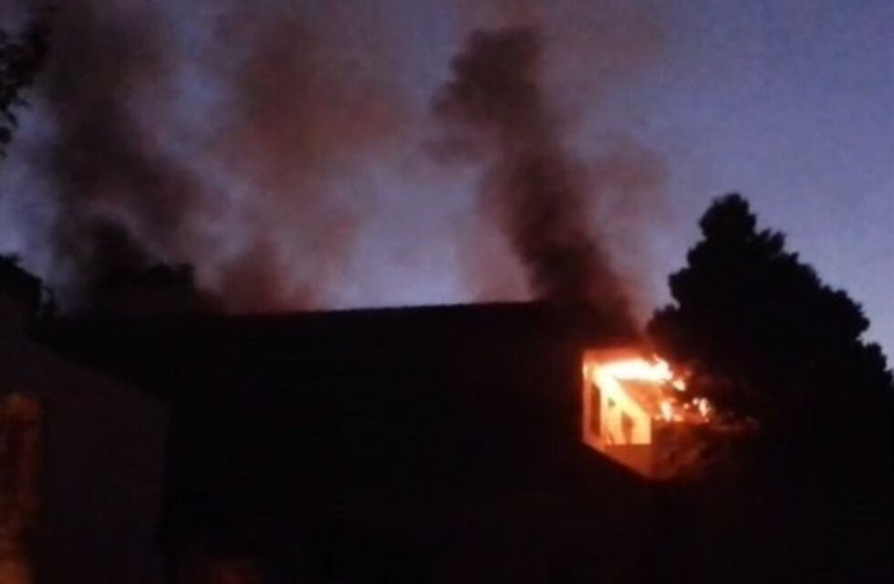 Un quincho se incendió y tuvo que ser apagado tres veces por los bomberos