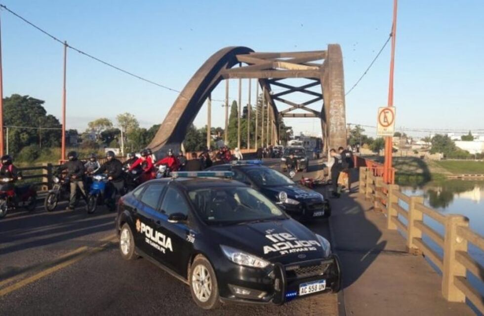 Un joven murió al accidentarse con su moto en el Puente Carretero