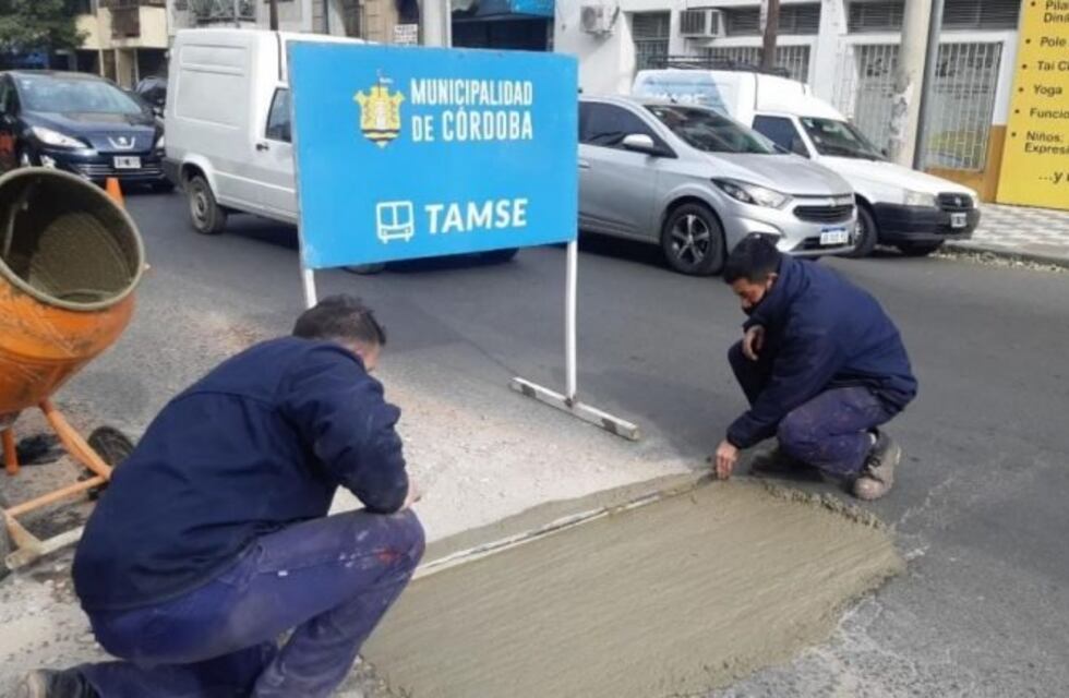 Trabajadores de Tamse se suman al bacheo de calles de la ciudad de Córdoba