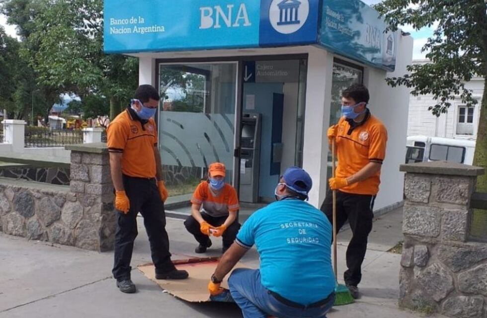 Delimitaron el distanciamiento social en las veredas de los cajeros automáticos