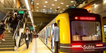 Los porteños podrán votar si se modifica el horario de circulación del subte a través de Internet