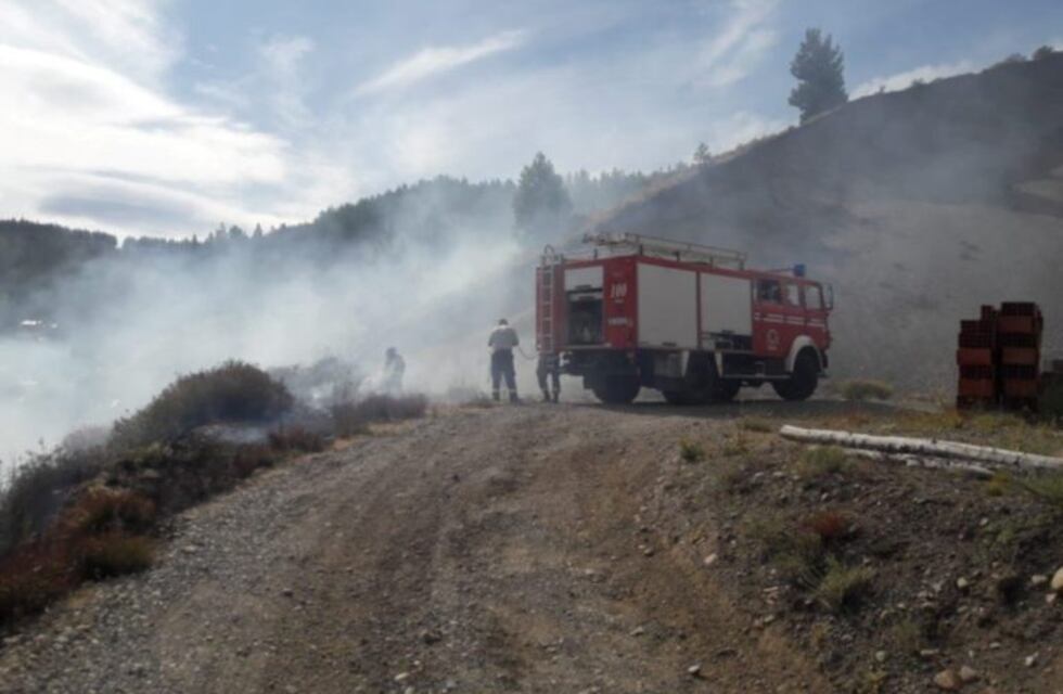 Esquel: otra vez incendio de pastizales
