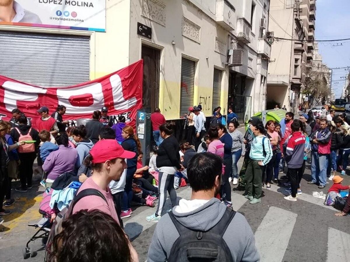 El Frente de Organizaciones en Lucha de Rosario instaló una olla popular frente a la sede Cambiemos\u002E (FOL)