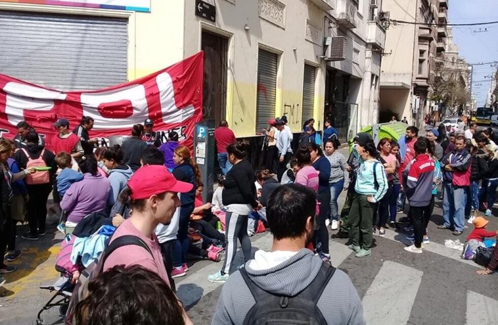 Una olla popular frente a la sede de Cambiemos en protesta por las medidas de ajuste de Nación