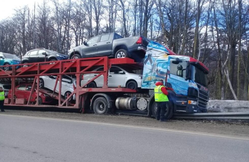 Asistieron al camión que despistó producto del hielo en el asfalto