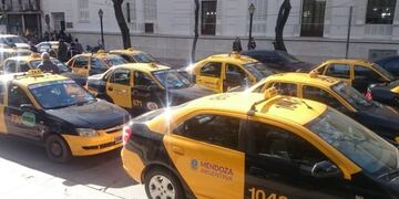 Aplazan la votación de la ley que enfurece a taxistas mendocinos\u002E