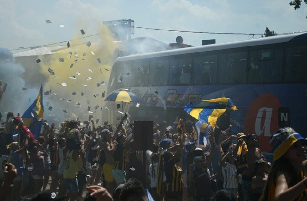 Los hinchas canallas coparon el predio de Arroyo Seco para despedir al plantel