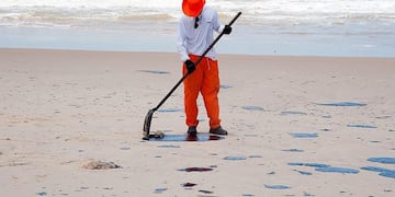 Fotografía del 4 de octubre de 2019 cedida por el Gobierno del estado de Sergipe, donde se ven las manchas de petróleo que han aparecido en la costa de Sergipe y en playas del nordeste (Brasil)\u002E