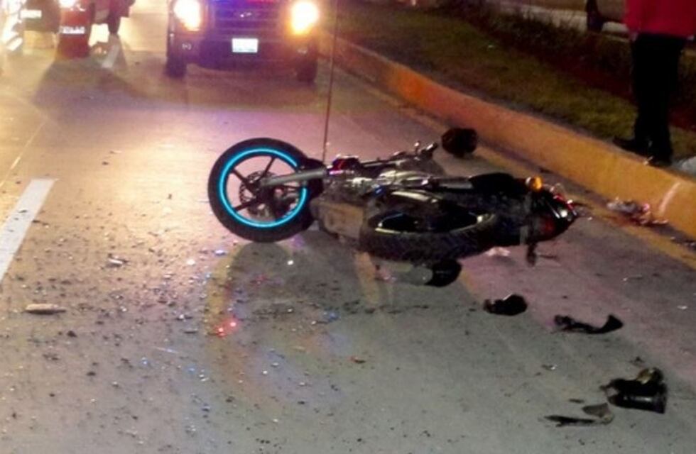Murió un motociclista al chocar de frente contra un cartel