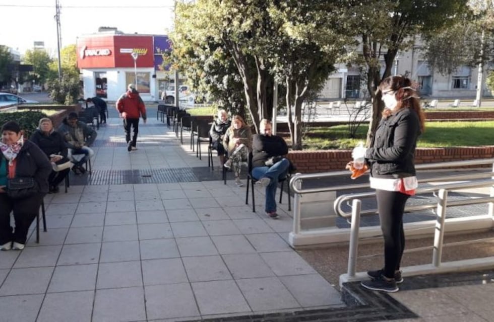 Sillas y distancia social: la original idea de Rauch para ordenar las filas de los bancos