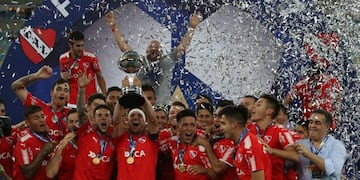 BRA44\u002E RÍO DE JANEIRO (BRASIL), 13/12/2017\u002E- Nicolás Tagliafico (c) de Independiente levanta el trofeo de campeón de la Copa Sudamericana hoy, miércoles 13 de diciembre de 2017, al final del partido de vuelta entre Flamengo de Brasil e Independiente de Argentina, en el estadio Maracaná en Río de Janeiro (Brasil)\u002E EFE/Marcelo Sayao