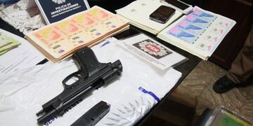 La policía logró el secuestro de billetes falsos y herramientas para fabricarlos en un allanamiento en Tupac Amaru al 7100\u002E (Min\u002E Seguridad)