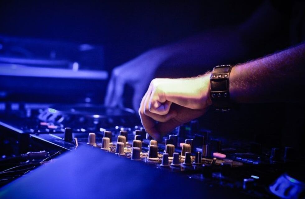 Para bailar en cuarentena: una radio azuleña pasará música en vivo con un DJ