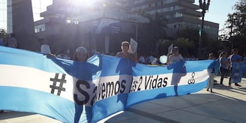 Como en todo el país, cientos de personas marcharon por la vida desde el mástil municipal hasta la plaza San Martín