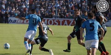 El 5 de Belgrano vio la roja por agresión a Hesar, delantero de Estudiantes\u002E Y pidió disculpas por su imprudencia\u002E