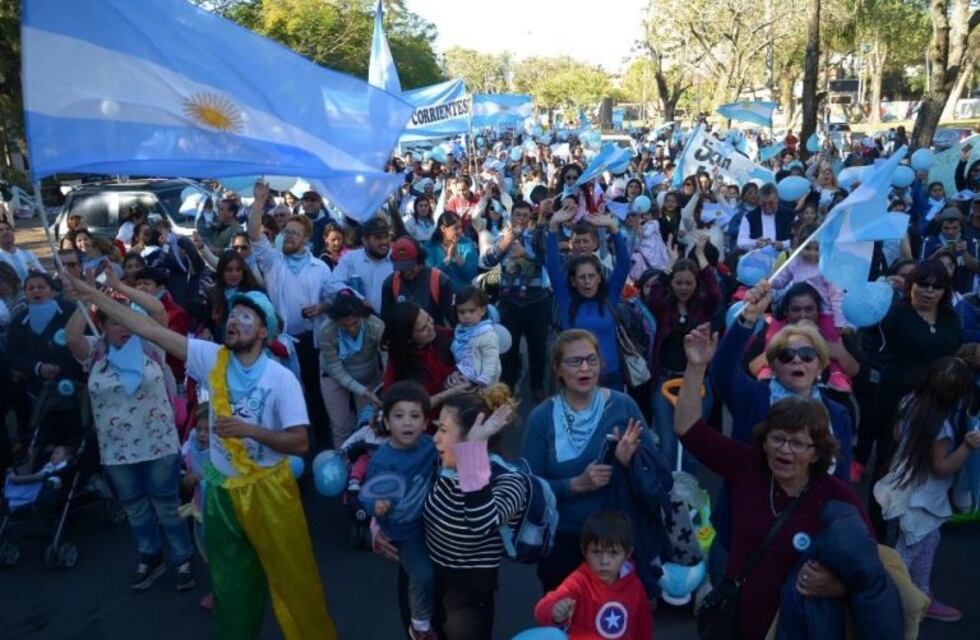 Masiva marcha "Pro Vida" en la costanera correntina