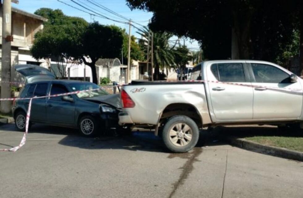 Robaron una camioneta y en la fuga chocaron con un auto: dos detenidos