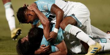 Racing Club's midfielder Augusto Solari celebrates with his teammates after scoring against Tigre during an Argentine Superliga soccer match in Victoria, on the outskirts of Buenos Aires, Argentina, Sunday, Mar\u002E 31, 2019\u002E (AP Photo/Mariano Blanc)