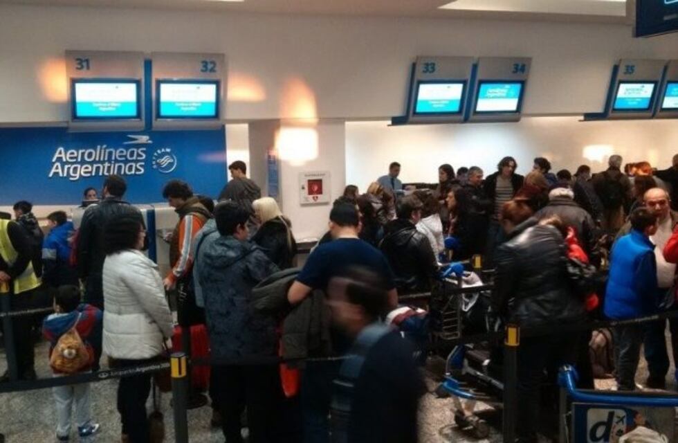 Hay demoras y cancelaciones en Aeroparque y Ezeiza por una asamblea de pilotos