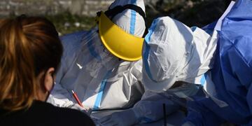 Doctors speak with a local at the mobile health unit in Villa Fiorito, Buenos Aires outskirts, Argentina, on August 3, 2020 amid the COVID-19 pandemic\u002E - Villa Fiorito has some 43,000 inhabitants and is hometown of former footballer Diego Maradona\u002E\u002E (Photo by JUAN MABROMATA / AFP) hispoado casos del dia test detectar en fiorito en provincia de buenos aires casa por casa coronavirus