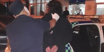 Escándalo en la Zona Roja: un travesti escupió a policías y les dijo que tenía HIV (Foto: La Capital)