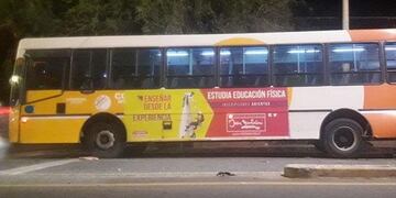 Colectivo atropelló a una joven\u002E