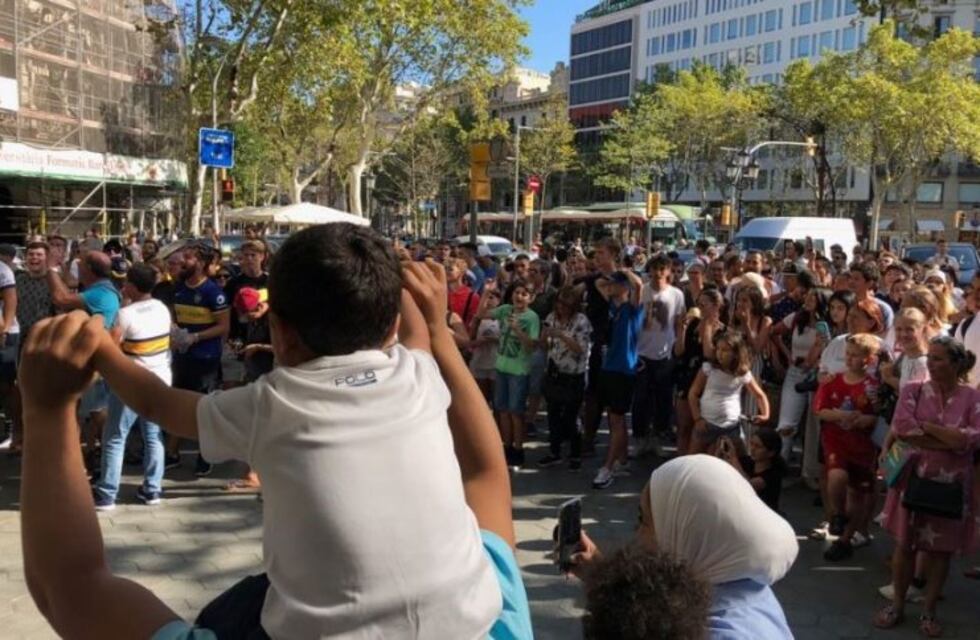 Hinchas de Boca hicieron un banderazo en Barcelona