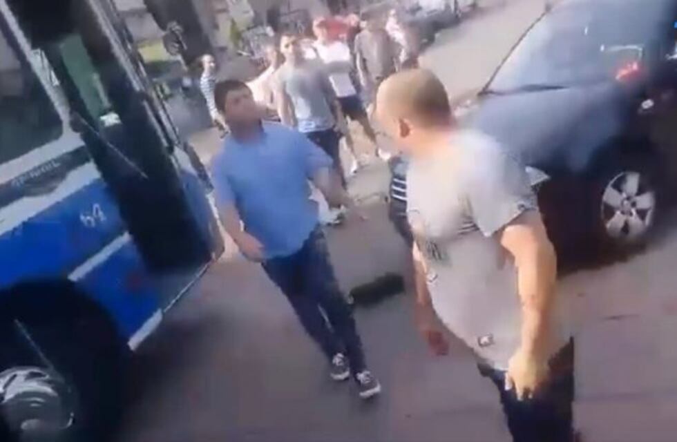 Brutal: un automovilista y un colectivero a las piñas en Villa Ballester