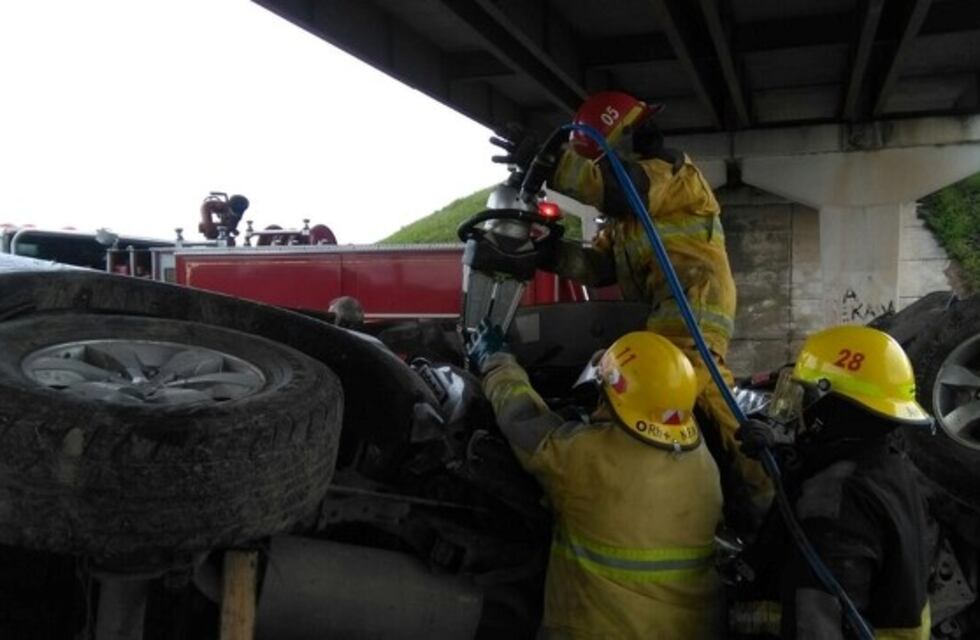 Accidente fatal en la autopista a Santa Fe al chocar contra las columnas de un puente